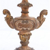 Monumentalna lampa z bogatą ornamentyką. Drewno rzezbione